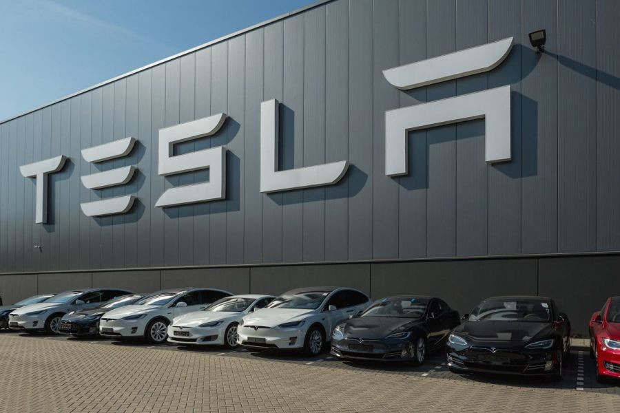 “Tesla” хоёр үйлдвэрийнхээ үйл ажиллагааг зогсооно