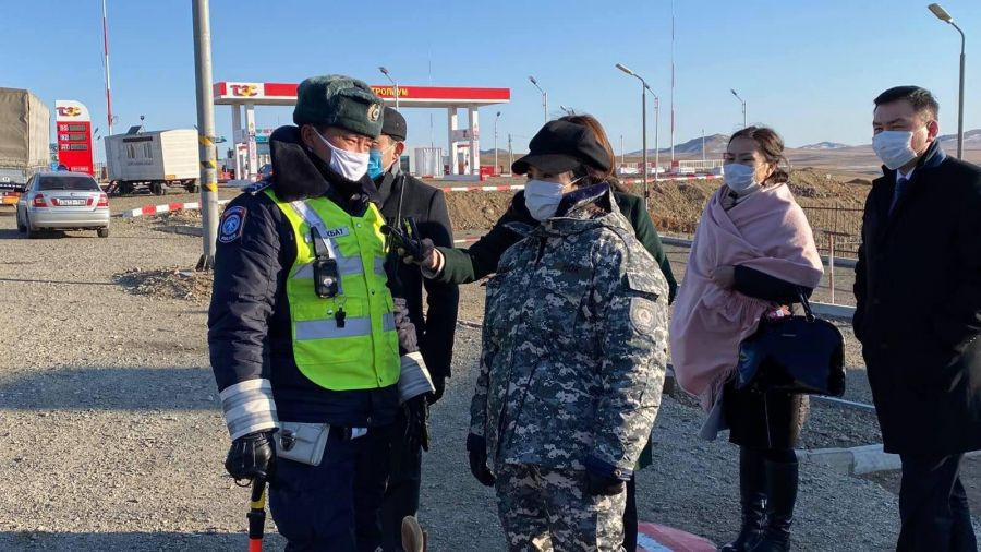 Товчоодод ажиллаж буй албан хаагчдад урамшууллын мөнгө олгож байна