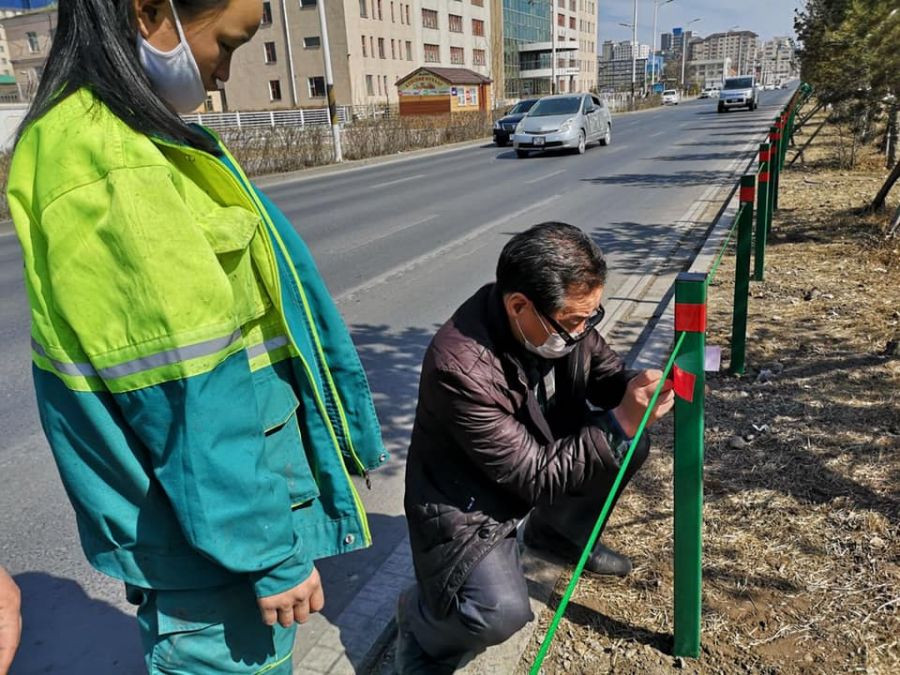 Нийслэлийн зарим зам дагуу цацруулагчтай тросс хашлага хийж байна