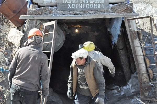 Заамарын алтны уурхайн хиймэл нууранд машин унаж, осолджээ