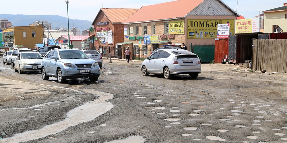 Дарь эхийн зам үерийн усанд эвдэрсэн байна