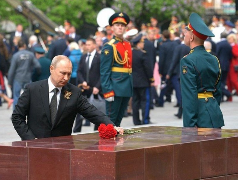 Владимир Путин ялалтын баярыг Улаан талбайгаас үзэж сонирхоно