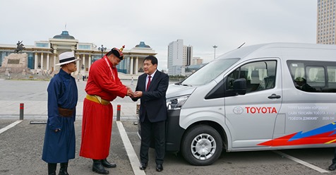 Улсын аварга П.Бүрэнтөгс түрүү бөхийн нэрэмжит “Тоёота Hiace” автомашинаа НЭМГ-т гардууллаа