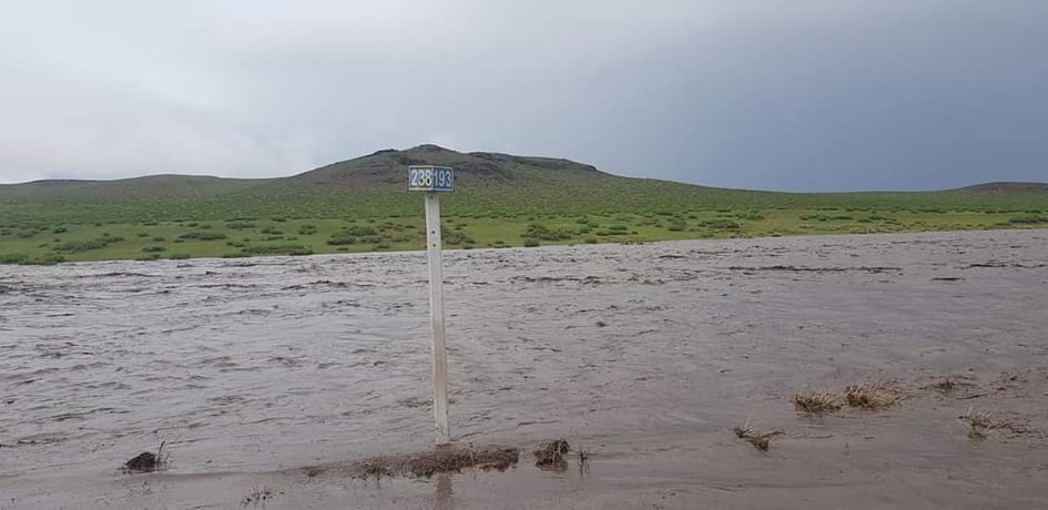 Лүн, Эрдэнэсантын ойролцоох зорчих хэсэг үерт автаад байна