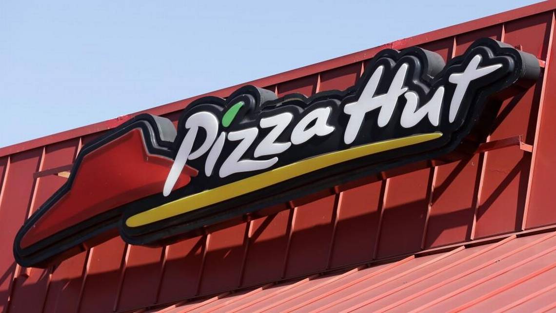 "Pizza Hut" сүлжээ ресторан санхүүгийн хүндрэлийн улмаас дампуурч байгаагаа зарлалаа.