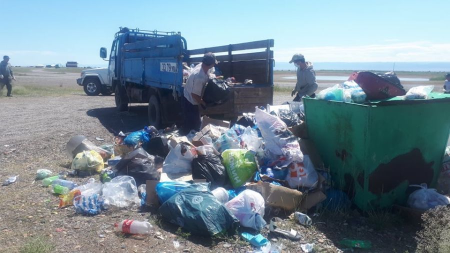 Увс нуурын хөвөөнд гурван хоногт 20 тонн хог цугларчээ