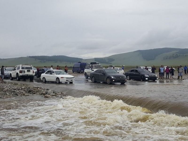 Эвдэрсэн зам дагуу шороон далан байгуулжээ