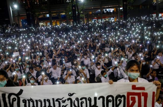 Тайландын оюутнууд хаант засаглалын эсрэг жагсаж байна
