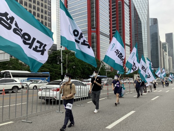 Солонгосын “Залуу Эмч” нар улс орон даяар нэгэн зэрэг ажил хаялт зарлалаа.