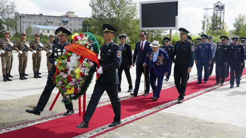 Монгол дайчдын болон Зөвлөлтийн нисгэгчдийн, Маршал Чойбалсангийн хөшөөнд цэцэг өргөлөө