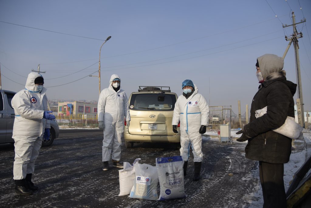 Дипломат албаныхан эмзэг бүлгийн 300 өрхөд тусламж үзүүллээ