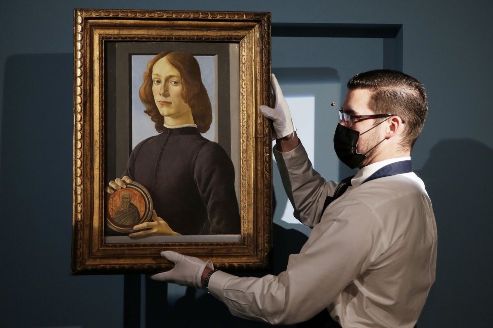 “Young Man Holding a Roundel” нэртэй уран зураг дуудлага худалдаагаар 92 сая ам.доллароор худалдаалагджээ.