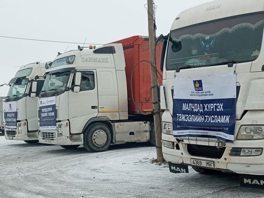 Өвөлжилт хүндэрсэн сумдын малчдад олгох тэжээлийн тусламжийн цуваа очижээ