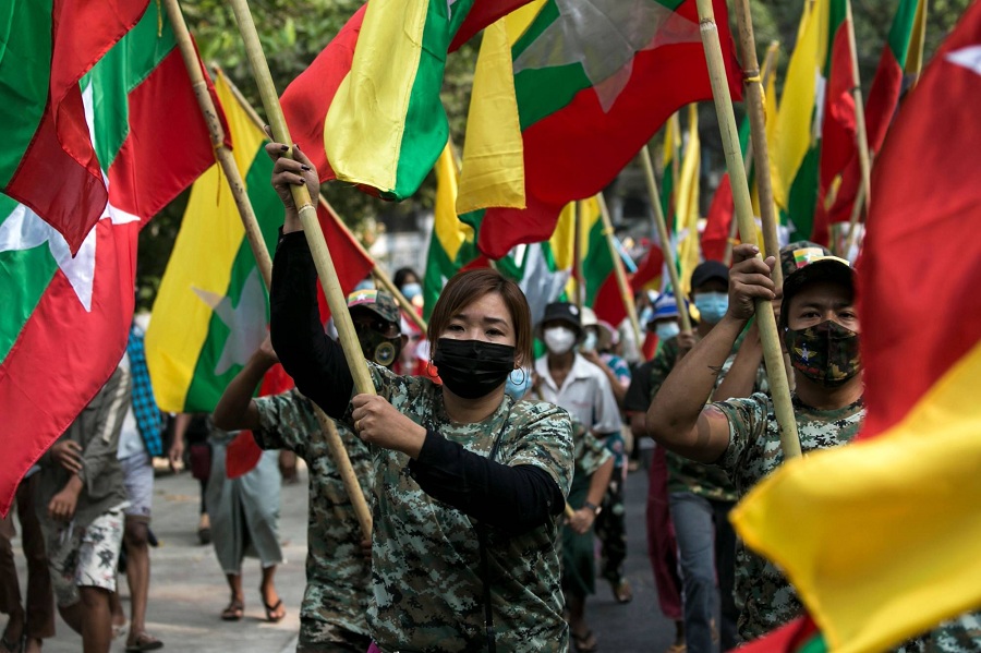 Мьянмарт төрийн эргэлт хийсэн цэргийнхнийг дэмжигчид жагсав.