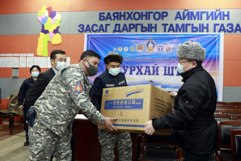 УИХ-ын дарга Г.Занданшатар Баянхонгор аймгийн ахмад настан, малчдад хүнс, тэжээлийн тусламж гардуулав