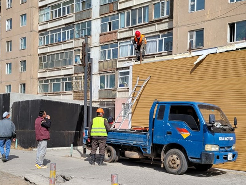 Нийтийн эзэмшлийн талбайд зөвшөөрөлгүй барьсан барилгыг буулгалаа,