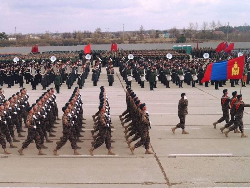 Монгол цэргүүд Улаан-Үүд хотод цэргийн ёслолын жагсаалаар алхана