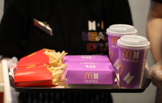 БНСУ-ын  BTS хамтлагийн нэрийн багц хоолыг McDonalds гаргахаар болсон