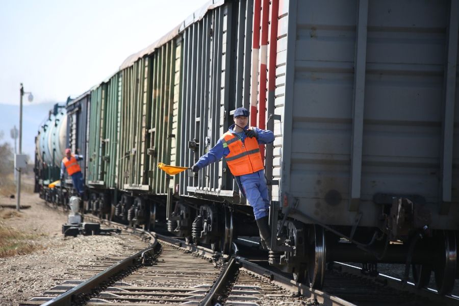 Барилгын том оврын ачааг төмөр замаар тээвэрлэж байна