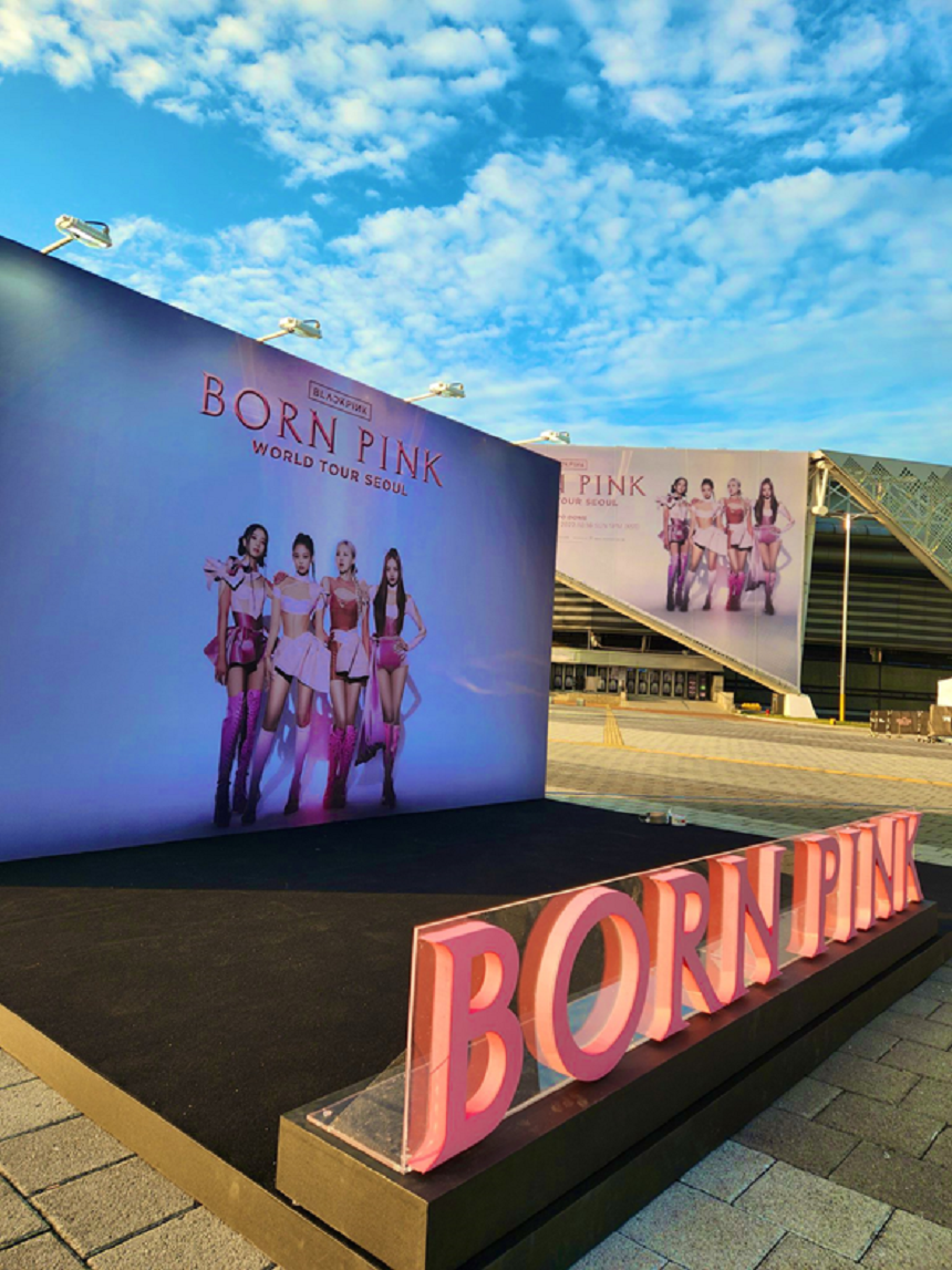 БНСУ-ын BLACKPINK хамтлаг Born Pink World аялан тоглолтоо Сөүл хотоос эхлүүллээ.