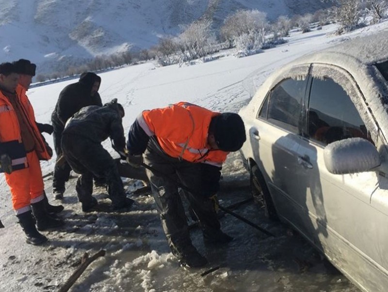 Туул голын мөсөнд цөмөрсөн автомашинуудыг татан гаргажээ