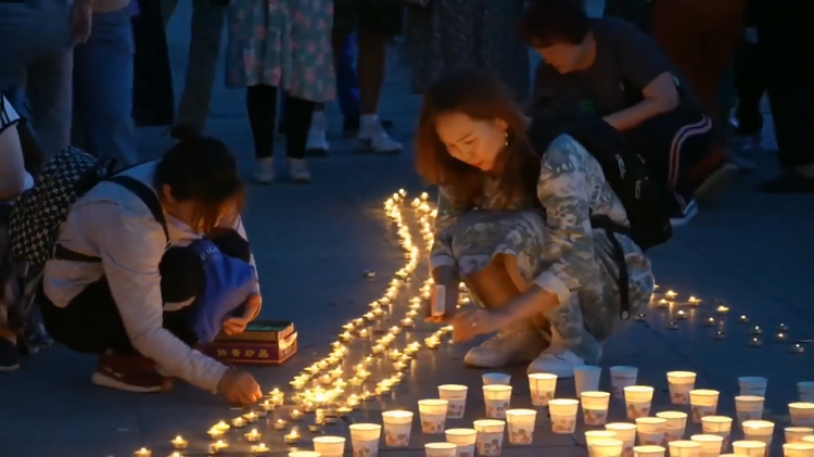 Иргэд төв талбайд цуглаж, зул өргөж хүндэтгэл үзүүлжээ