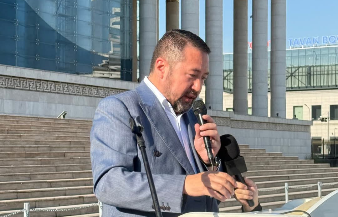 Г.Занданхүү: Хулгай хийгээд байгаа тул зайлж далд ороочээ...