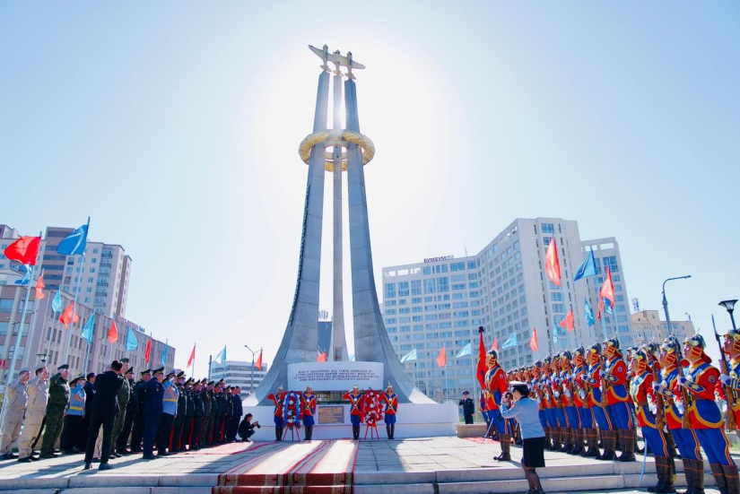 Монгол ард эскадрилийн дурсгалын хөшөөнд цэцэг өргөж, хүндэтгэл илэрхийлэв.