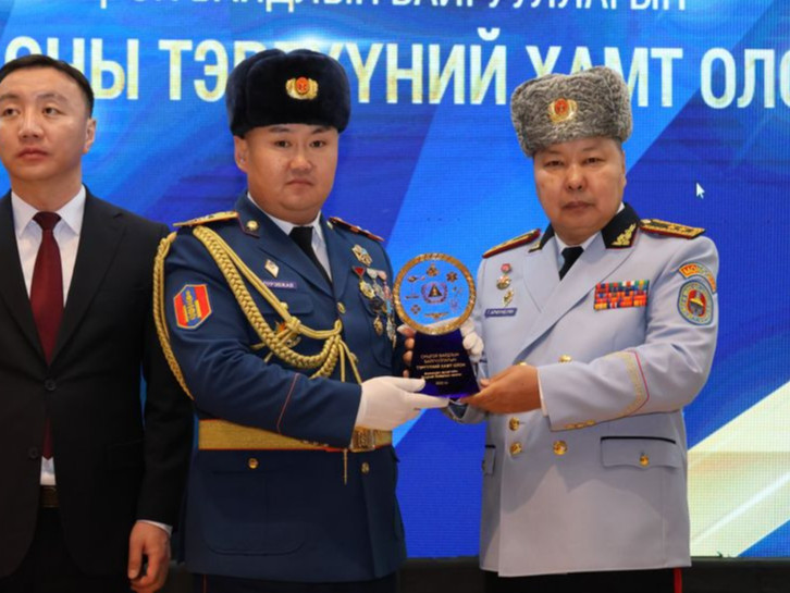 Онцгой байдлын хурандаа АЛБАНЫ МАШИНААР хар тамхи зөөвөрлөжээ