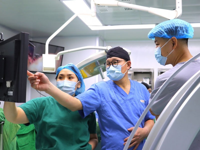 ГССҮТ, БНСУ-ын эмч нарын баг нурууны мэс засал эмчилгээг микроскоп ашиглан амжилттай