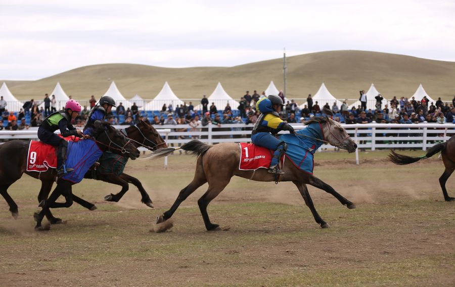 Архангай хамгийн “АРА Комплекс”-т морин тойруулгын уралдаан нээлтээ хийнэ.
