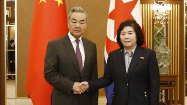 БНХАУ-ын Гадаад хэргийн сайд Ван И БНАСАУ-д албан ёсны айлчлал хийж байна