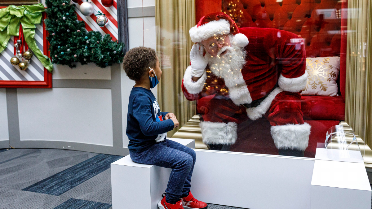 АНУ-д Санта-Клаусууд хүүхдүүдийг өвөр дээрээ суулгаж болохгүй