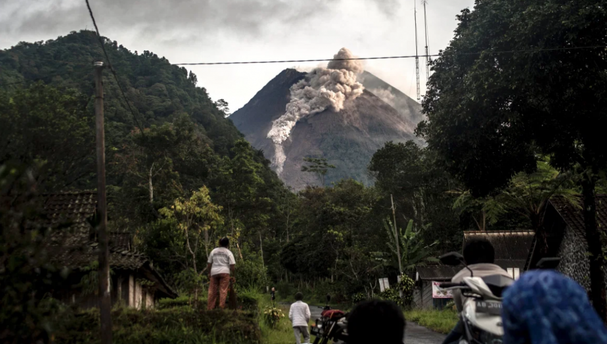 Индонезийн хамгийн идэвхтэй галт уул лхагва гаргийн өглөөнөөс дэлбэрч эхэлжээ.