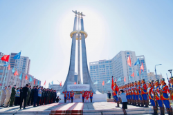 Монгол ард эскадрилийн дурсгалын хөшөөнд цэцэг өргөж, хүндэтгэл илэрхийлэв.