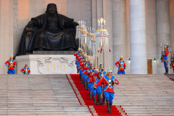 Төрийн далбааг мандуулж, Их цагаан тугийг цэнгүүллээ