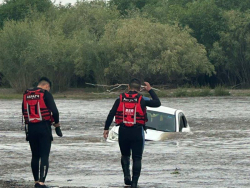 Голын салаанд усанд боогдсон хүмүүсийг зөөвөрлөн аюулгүй байдлыг ханган ажиллалаа.