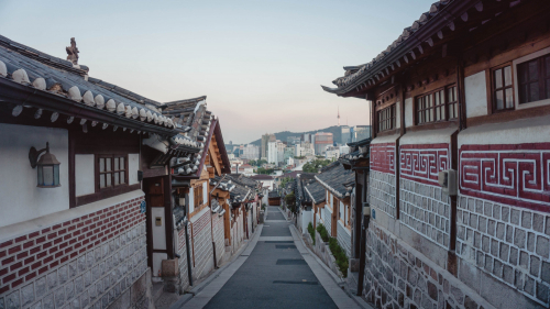 Солонгосоор аялах нь харьцангуй хямд байдаг бөгөөд зарим тохиолдолд гадаадын иргэдэд үнэгүй байдаг.