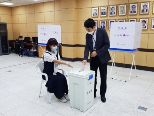 Гадаадад амьдарч байгаа Өмнөд Солонгосчууд сонгуулийн санал хураалтад оролцож эхэллээ
