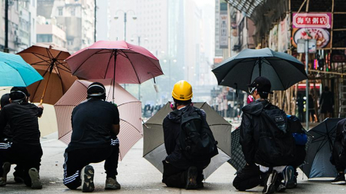 Хонконгийн цагдаа нар жагсаал, цуглаан зохион байгуулагчдыг саатуулжээ