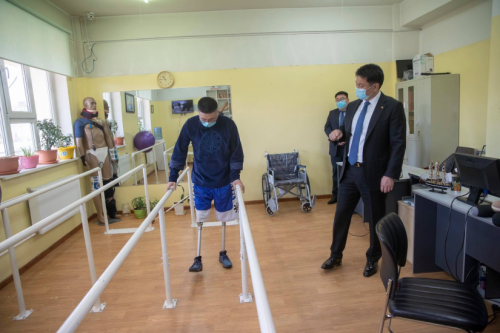 Ерөнхий сайд У.Хүрэлсүх протез, ортопедийн үйлдвэрийн ажилтай танилцлаа