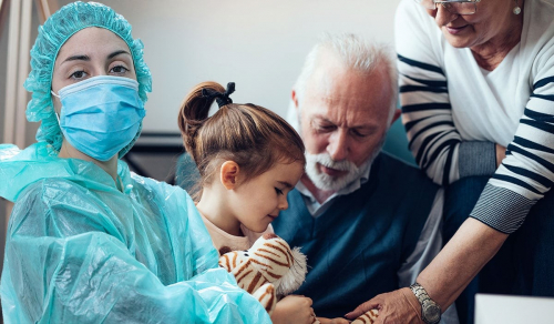 КОВИД-19 | Швейцарт эмээ, өвөө нар ач зээгээ тэврэхгүй байх шинэ журам гаргалаа.