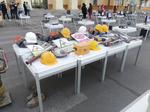 Ажилгүй болсон иргэд ажлын багаж хэрэгслээ ЖАГСААЖ байна