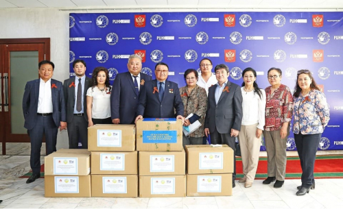 Монголын ахан дүүсээс Буриад улсад  тусламжийг “Россотрудничество”-гийн Монгол Улс дахь төлөөлөгчийн газарт гардуулсан байна.