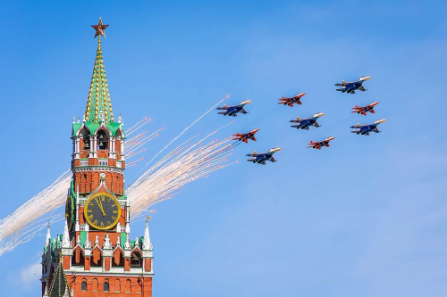 Москвад Ялалтын агаарын сүрт жагсаал боллоо