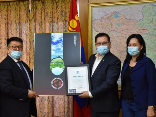 “Хамтдаа сэргийлье” цахим постерийн уралдааны шилдэг бүтээлүүдийг Улсын онцгой комисст хүлээлгэн өгөв