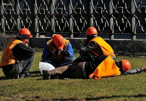Эрхүүд 90 хүн тусгаарлах байрнаас зугтаж, барилга дээр ажиллажээ