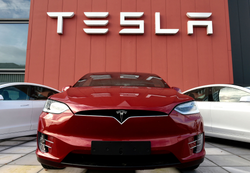 “Tesla” ажилтнууддаа олгодог урамшууллаа зогсоожээ