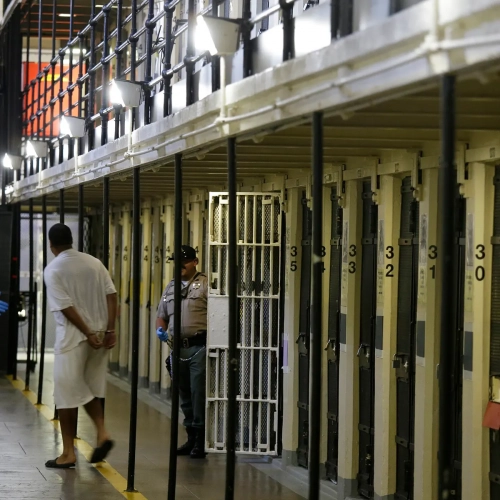 Калифорнийн шоронгийн 1200 хоригдлыг тусгаарлалаа