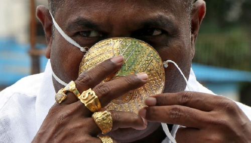 Энэтхэгийн бизнесмен алтаар маск хийжээ